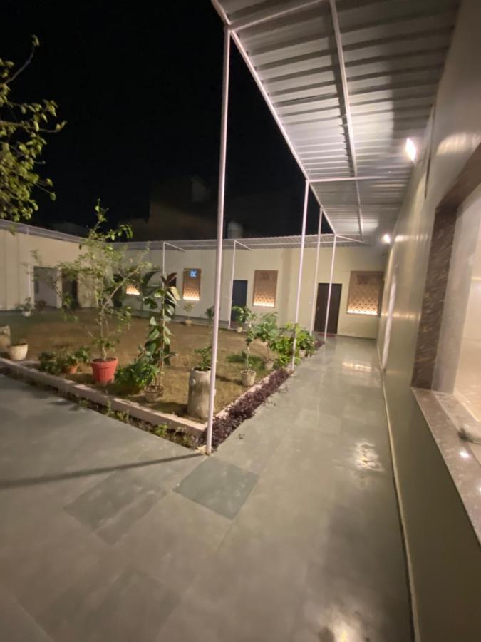 Solitaire Gardens Near Airport Лакнау Екстериор снимка
